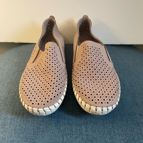 Sketchers Women’s Sepulveda Blvd- A La Mode Slip On in the color Lilac size 9.5 - Picture 11 of 11